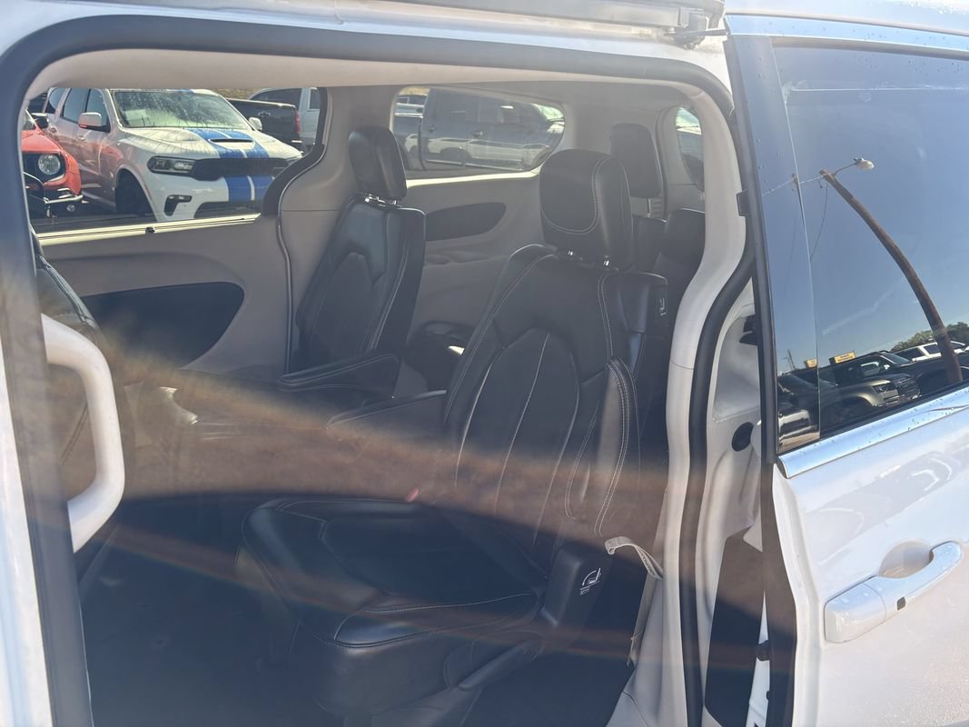 Used 2024 Chrysler Pacifica Touring-L FWD image 22