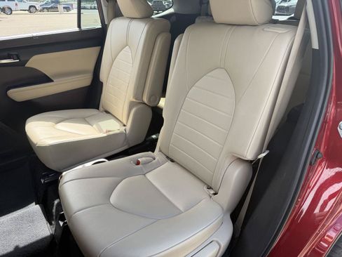 Used 2022 Toyota Highlander XLE FWD image 18