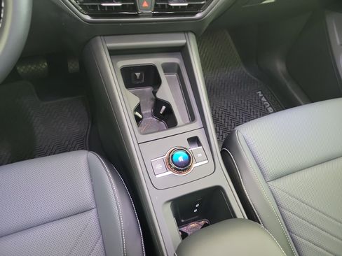 Used 2025 Volkswagen Tiguan SE FWD image 21