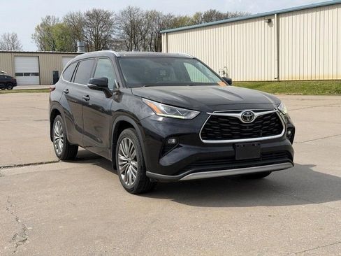 Used 2021 Toyota Highlander Platinum AWD/4WD image 1