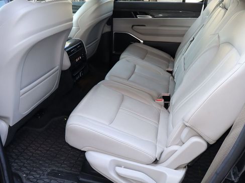 Used 2022 Jeep Wagoneer Series III AWD/4WD image 5