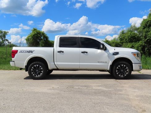 Used 2017 Nissan Titan PRO-4X w/ Pro-4x Convenience Package AWD/4WD image 2