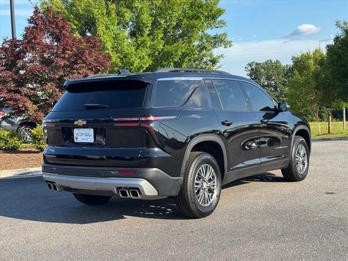 Used 2026 Chevrolet Traverse LT FWD image 3