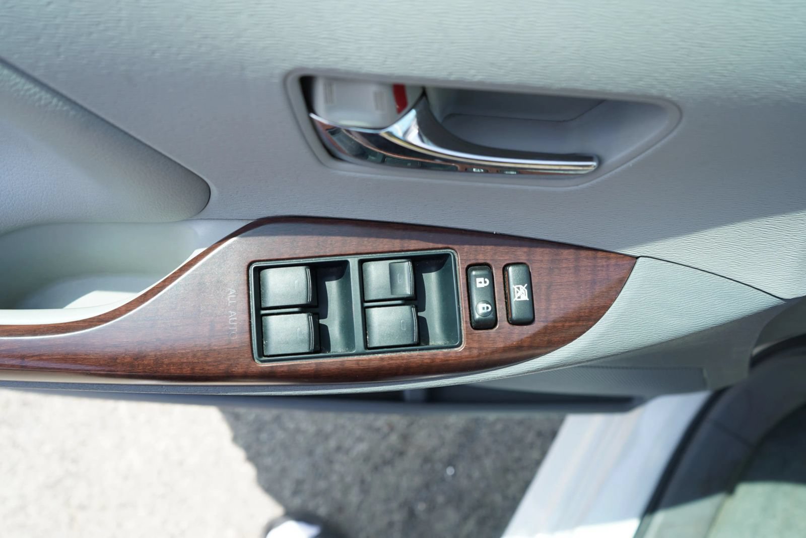 Used 2012 Toyota Sienna XLE FWD image 12