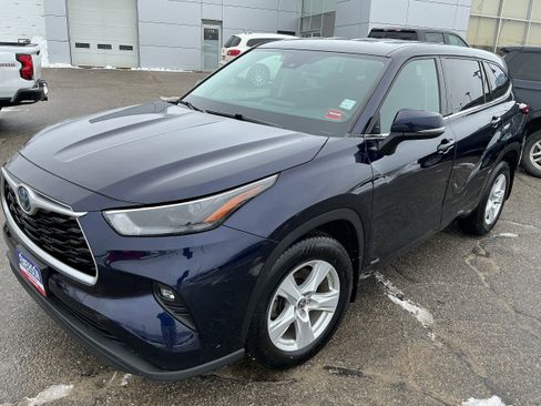 Used 2022 Toyota Highlander LE AWD/4WD image 5