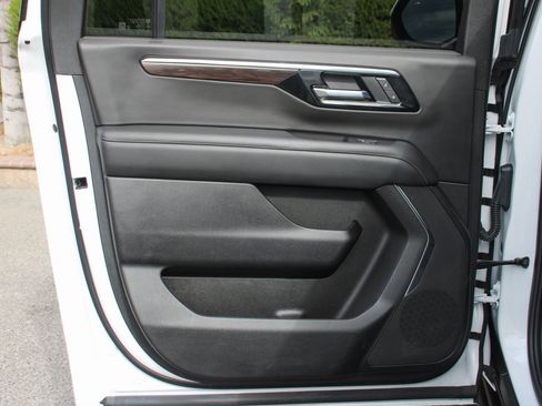 Used 2025 Chevrolet Suburban LS image 32