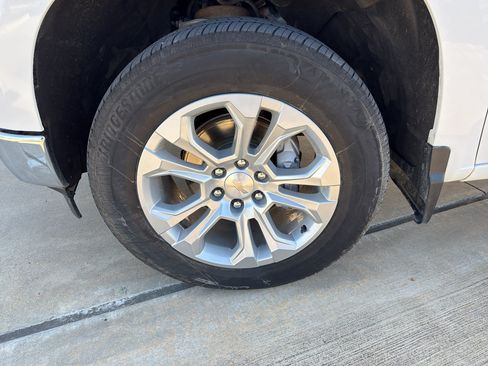 Used 2025 Chevrolet Silverado 1500 LTZ AWD/4WD image 31