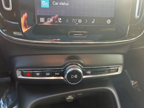 Certified 2025 Volvo XC40 B5 Plus AWD/4WD image 25