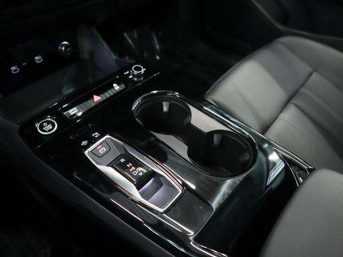 Used 2025 Audi Q6 e-tron Premium image 21