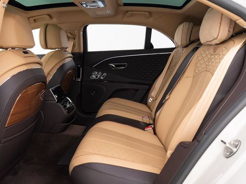 Used 2025 Bentley Flying Spur Plug-In Hybrid AWD/4WD image 24
