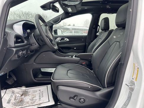 New 2026 Chrysler Pacifica Limited w/ S Appearance Package image 9