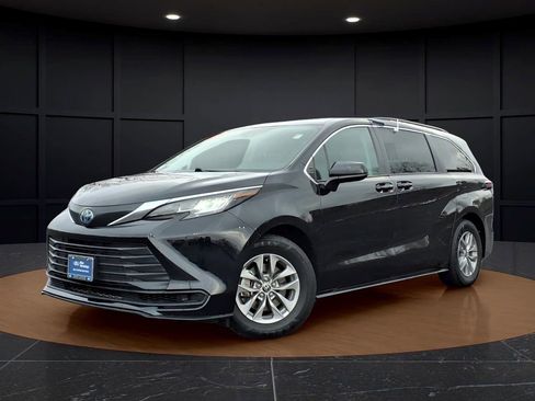 Used 2022 Toyota Sienna LE image 3