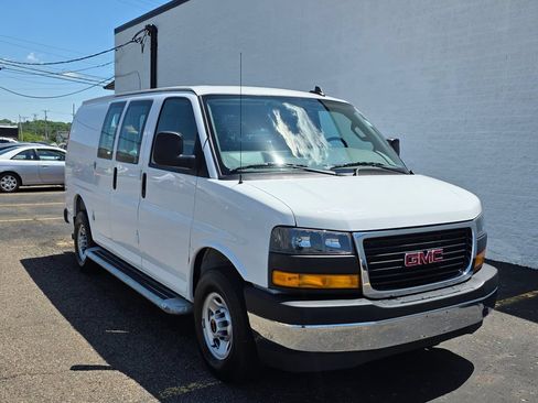 Used 2025 GMC Savana 2500 RWD image 3