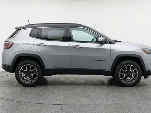 Used 2025 Jeep Compass Trailhawk image 11