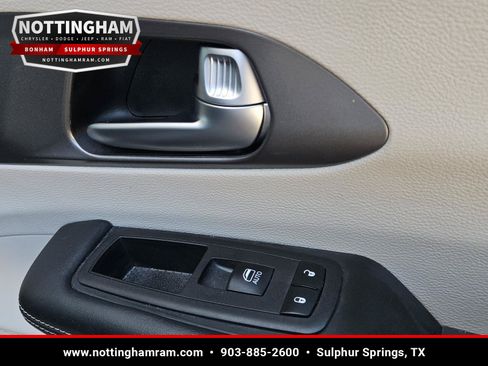 Used 2023 Chrysler Pacifica Touring-L FWD image 30