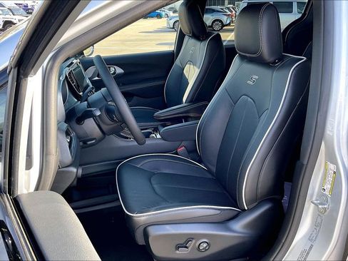 New 2026 Chrysler Pacifica Limited image 9