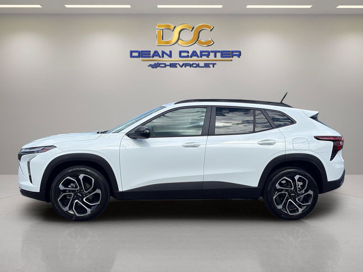 Used 2025 Chevrolet Trax RS FWD image 2