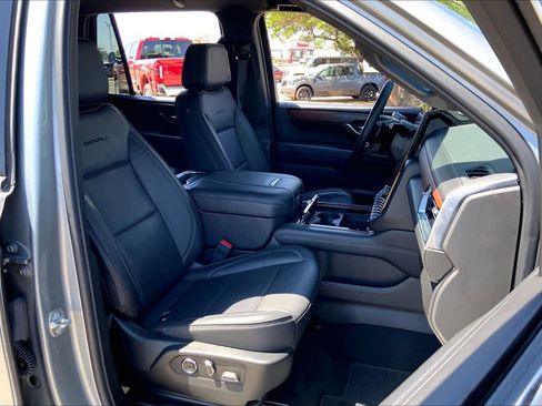 Used 2025 GMC Yukon Denali AWD/4WD image 9