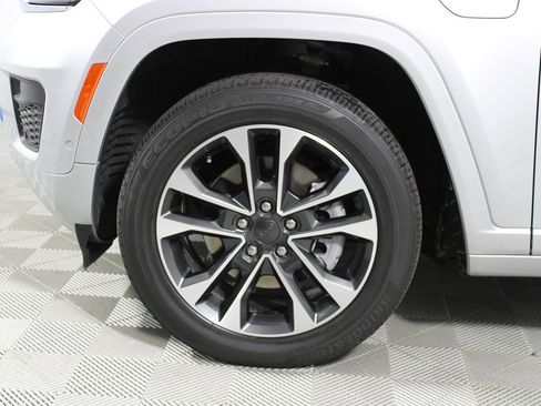 Used 2022 Jeep Grand Cherokee Overland w/ Luxury Tech Group IV image 32