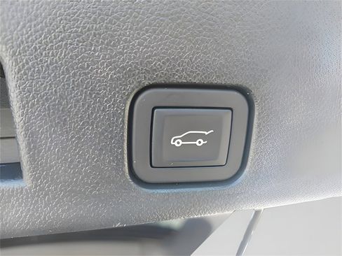 Used 2025 GMC Acadia Elevation image 10