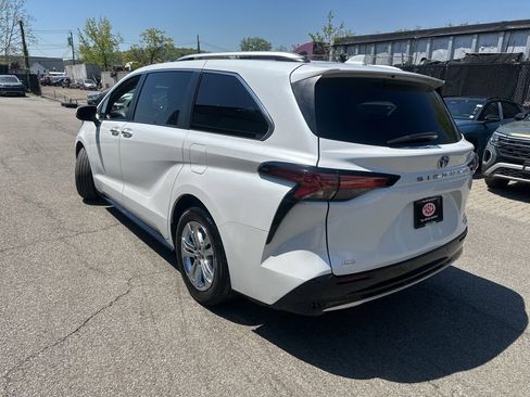 Used 2023 Toyota Sienna Platinum AWD/4WD image 4