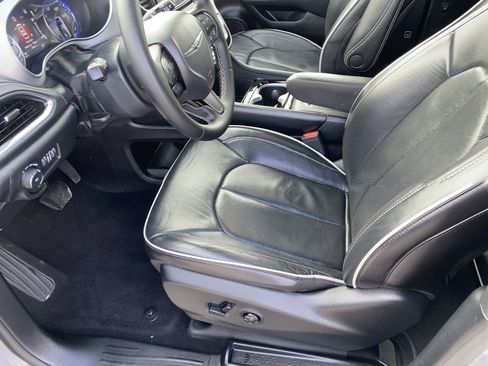 Used 2025 Chrysler Pacifica Limited image 8