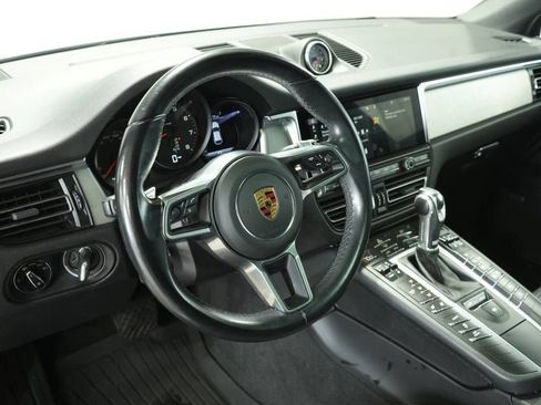 Certified 2021 Porsche Macan image 4
