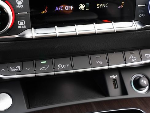 Certified 2024 Audi Q5 e Premium Plus image 18