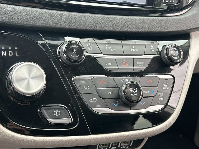 Used 2024 Chrysler Pacifica Touring-L FWD image 26