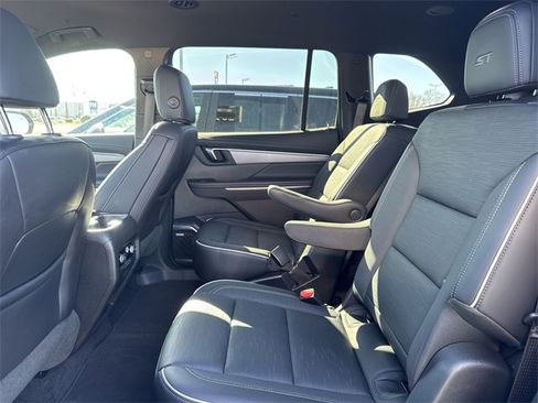 Used 2025 Buick Enclave Sport Touring image 9