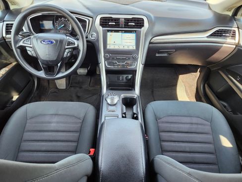 Used 2017 Ford Fusion SE w/ Fusion SE Technology Package image 12