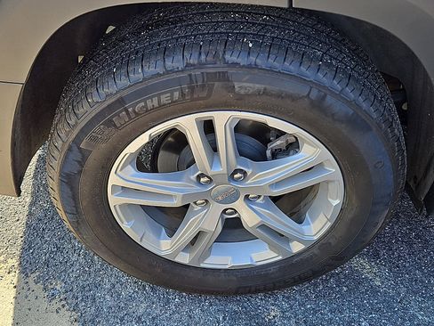 Used 2023 GMC Terrain SLE w/ Driver Convenience Package FWD image 11