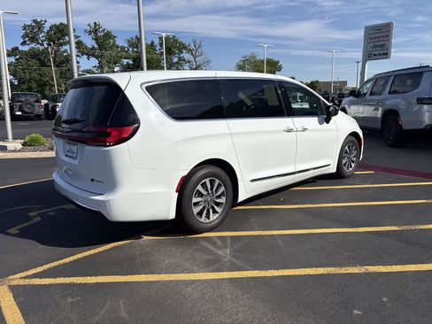 Used 2023 Chrysler Pacifica Limited FWD image 5
