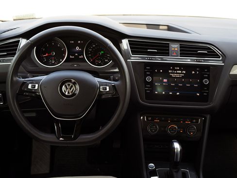 Used 2020 Volkswagen Tiguan SE w/ Panoramic Sunroof Package image 19