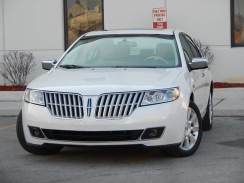 Used 2010 Lincoln MKZ image 3