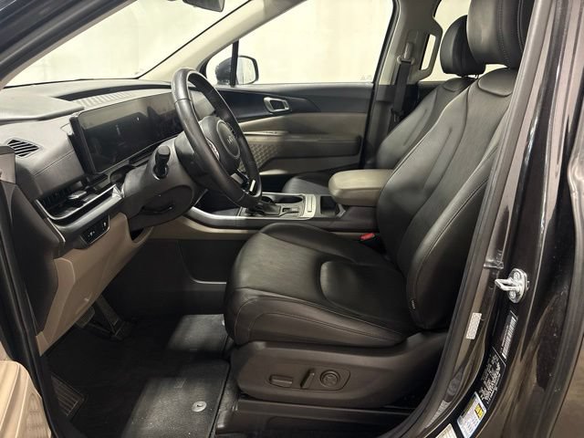 Used 2025 Kia Carnival FWD image 11