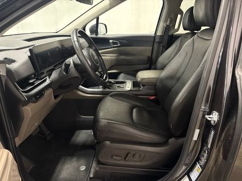 Used 2025 Kia Carnival FWD image 11