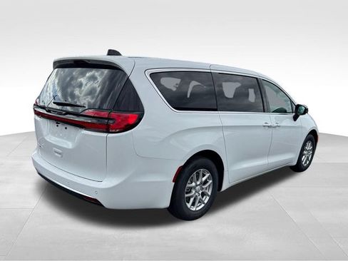 New 2027 Chrysler Pacifica Select FWD image 39
