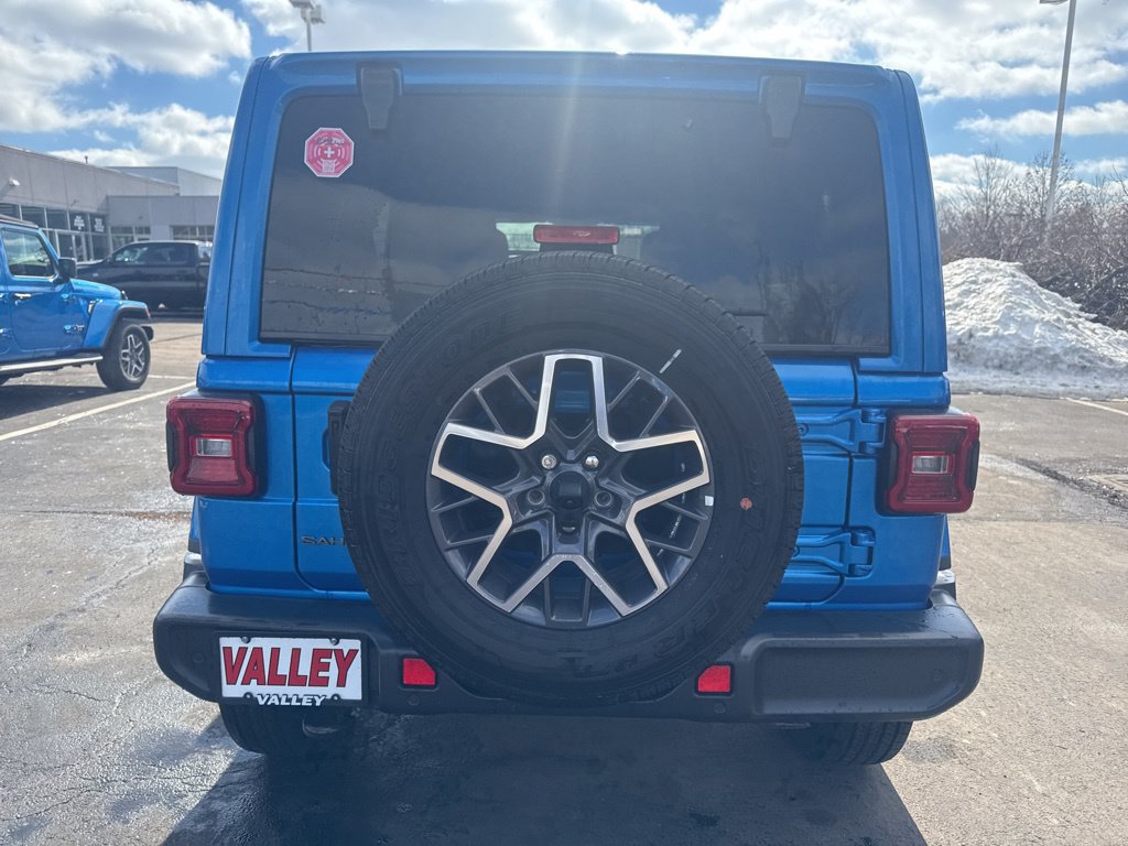 Used 2025 Jeep Wrangler Unlimited Sahara w/ Safety Group AWD/4WD image 4
