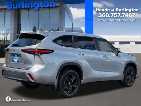 Used 2023 Toyota Highlander XLE AWD/4WD image 6