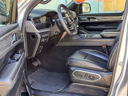 Used 2024 Jeep Wagoneer Series II w/ Flexible Seating Group image 9