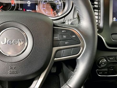 Used 2019 Jeep Cherokee Latitude Plus FWD image 11