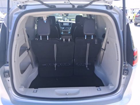 Used 2023 Chrysler Pacifica Touring-L FWD image 28