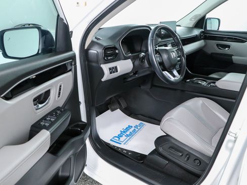 Used 2025 Honda Pilot Touring image 3