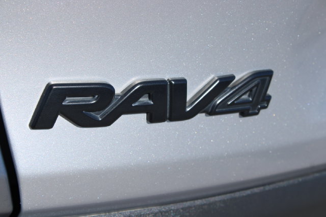 Used 2020 Toyota RAV4 LE w/ Carpet Mat Package AWD/4WD image 7