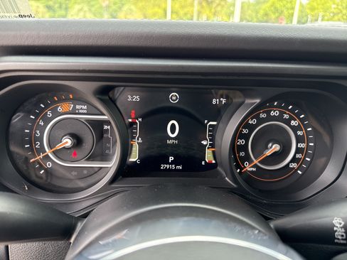 Used 2025 Jeep Wrangler Unlimited Sahara AWD/4WD image 20