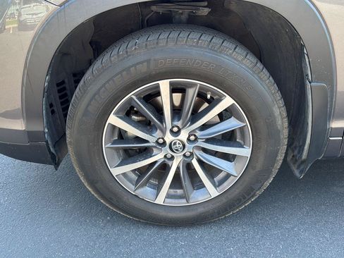 Used 2018 Toyota Highlander XLE AWD/4WD image 14