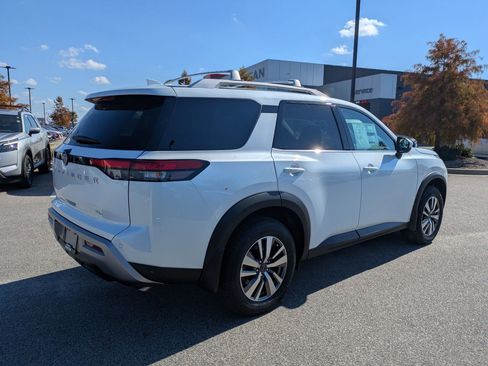 New 2025 Nissan Pathfinder SL image 4