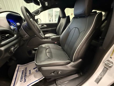 New 2026 Chrysler Pacifica Limited FWD image 18