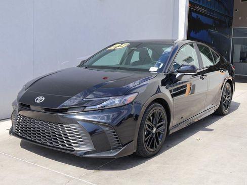 Used 2025 Toyota Camry SE FWD image 1